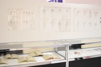 「少女革命ウテナ TVアニメ放送20周年記念展 ～薔薇と革命の記憶、絶対運命黙示録～」の様子。