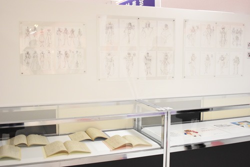 「少女革命ウテナ TVアニメ放送20周年記念展 ～薔薇と革命の記憶、絶対運命黙示録～」の様子。