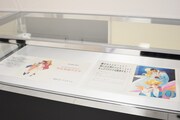 「少女革命ウテナ TVアニメ放送20周年記念展 ～薔薇と革命の記憶、絶対運命黙示録～」の様子。