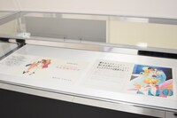 「少女革命ウテナ TVアニメ放送20周年記念展 ～薔薇と革命の記憶、絶対運命黙示録～」の様子。