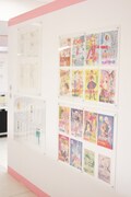 「少女革命ウテナ TVアニメ放送20周年記念展 ～薔薇と革命の記憶、絶対運命黙示録～」の様子。