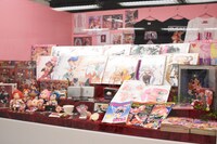 「少女革命ウテナ TVアニメ放送20周年記念展 ～薔薇と革命の記憶、絶対運命黙示録～」の様子。