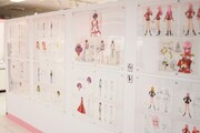 「少女革命ウテナ TVアニメ放送20周年記念展 ～薔薇と革命の記憶、絶対運命黙示録～」の様子。