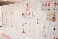 「少女革命ウテナ TVアニメ放送20周年記念展 ～薔薇と革命の記憶、絶対運命黙示録～」の様子。