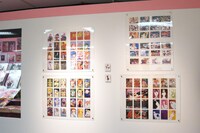 「少女革命ウテナ TVアニメ放送20周年記念展 ～薔薇と革命の記憶、絶対運命黙示録～」の様子。