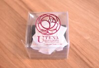 入場者プレゼントの「デュエリストの証 ～世界を革命する白薔薇のコサージュ～」。