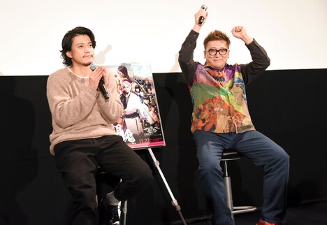 「銀魂パート2（仮）」の製作が発表され喜ぶ小栗旬と福田雄一監督。