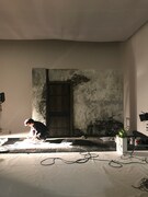 今回の撮影のために建て込みされた外壁と扉の制作背景。