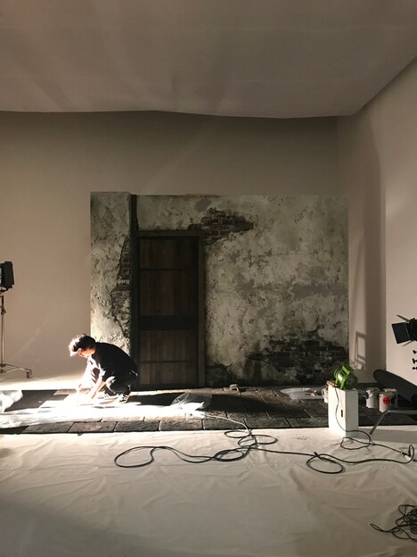 今回の撮影のために建て込みされた外壁と扉の制作背景。