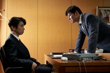 「監査役 野崎修平」より、ユースケ・サンタマリアが演じる阿部龍平（左）と織田裕二演じる野崎修平。