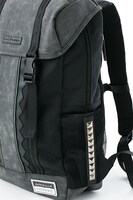 ゴジラモデルのリュック。