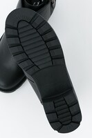 ゴジラモデルのブーツ。