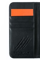 ゴジラモデルのスマートフォンケースの使用イメージ。