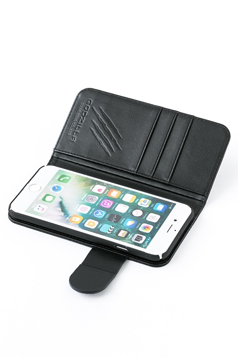 ゴジラモデルのスマートフォンケースの使用イメージ。