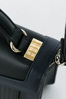 ハルオ・サカキモデルのバッグ。