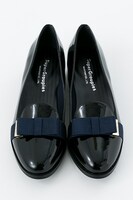 ハルオ・サカキモデルのパンプス。