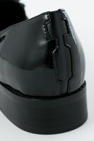 ハルオ・サカキモデルのパンプス。