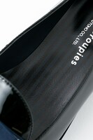 ハルオ・サカキモデルのパンプス。