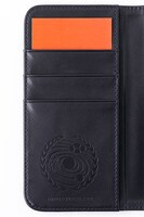 ハルオ・サカキモデルのスマートフォンケースの使用イメージ。