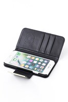 ハルオ・サカキモデルのスマートフォンケースの使用イメージ。