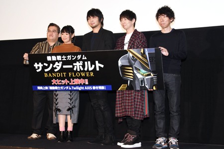 左から松尾衡監督、ビアンカ・カーライル役の古川由利奈、イオ・フレミング役の中村悠一、ダリル・ローレンツ役の木村良平、小形尚弘プロデューサー。