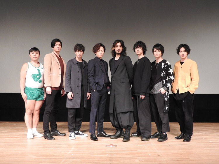 左からオラキオ、前田剛史、才川コージ、山本一慶、鈴木勝吾、谷口賢志、木戸邑弥、松本岳。