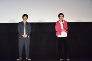 左から新井浩文、山崎賢人。