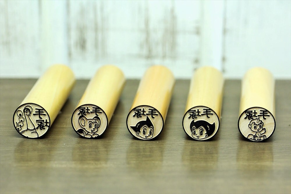 「手塚ずかん」（木彫りタイプ）