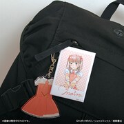 「ChamJam 衣装キーホルダー＆チェキ風缶バッジセット」の使用例。