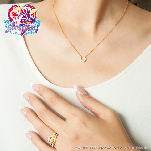 「美少女戦士セーラームーン」とU-TREASUREによるブライダルリングと三日月ネックレス。