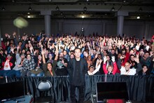 「Anime NYC powered by Crunchyroll」内にて行われたUSプレミアの様子。中央が曽利文彦監督。