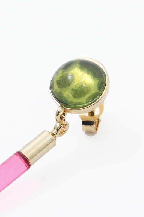 チョロ松モデルのピアス。
