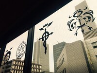 「鋼の錬金術師」コラボレーションカフェの窓に施された装飾。