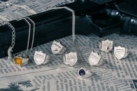 「家庭教師ヒットマンREBORN!」をモチーフにしたネックレス。