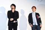 左から曇天火役の中村悠一、若野哲也監督。