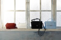 「血界戦線 & BEYOND」のハンドバッグとショルダーポーチ。