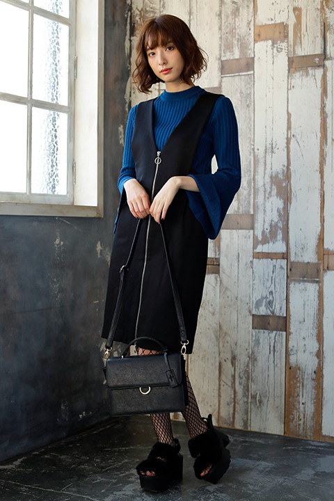 「血界戦線 & BEYOND」のハンドバッグ（クラウス・V・ラインヘルツモデル）の使用イメージ。