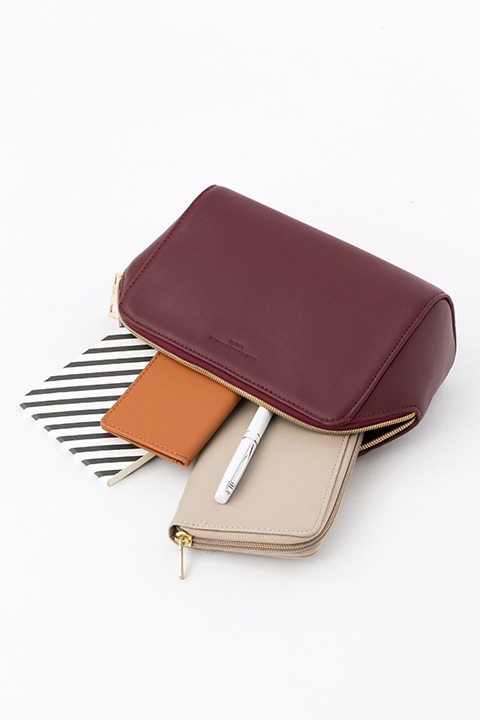 「血界戦線 & BEYOND」のショルダーポーチ（クラウス・V・ラインヘルツモデル）の使用イメージ。