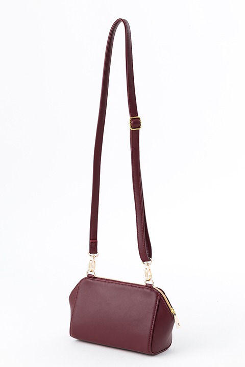 「血界戦線 & BEYOND」のショルダーポーチ（クラウス・V・ラインヘルツモデル）の使用イメージ。