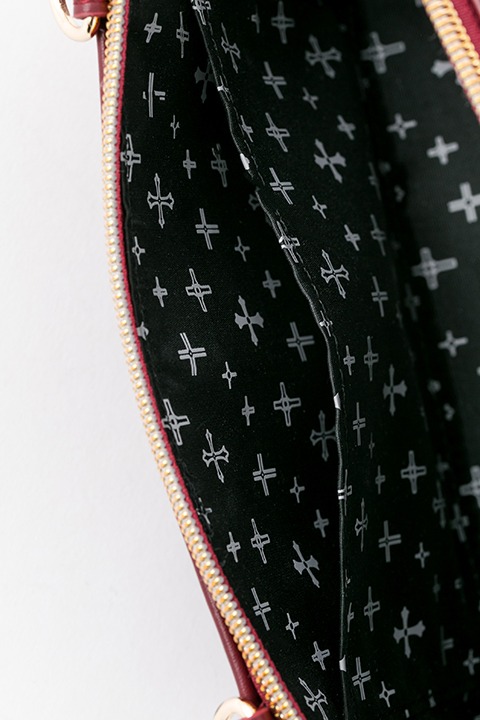 「血界戦線 & BEYOND」のショルダーポーチ（クラウス・V・ラインヘルツモデル）の使用イメージ。