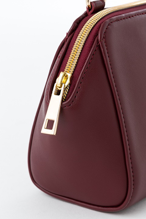 「血界戦線 & BEYOND」のショルダーポーチ（クラウス・V・ラインヘルツモデル）の使用イメージ。