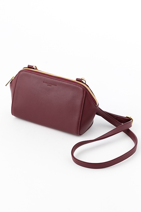 「血界戦線 & BEYOND」のショルダーポーチ（クラウス・V・ラインヘルツモデル）の使用イメージ。