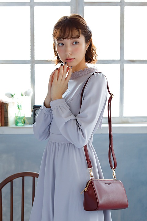 「血界戦線 & BEYOND」のショルダーポーチ（クラウス・V・ラインヘルツモデル）の使用イメージ。