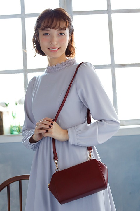 「血界戦線 & BEYOND」のショルダーポーチ（クラウス・V・ラインヘルツモデル）の使用イメージ。