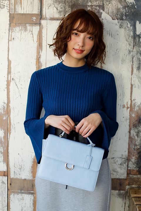 「血界戦線 & BEYOND」のハンドバッグ（レオナルド・ウォッチモデル）の使用イメージ。