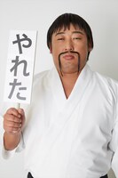 ロバート秋山扮する能島明。