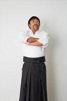 ロバート秋山扮する能島明。