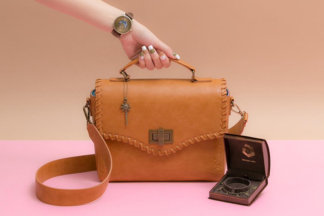 「魔法陣グルグル」をモチーフにした腕時計、バッグ、ブレスレット。