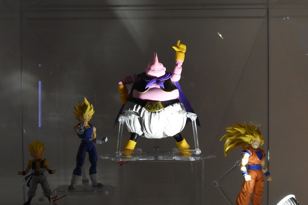 「S.H.Figuarts 魔人ブウ」（写真中央）