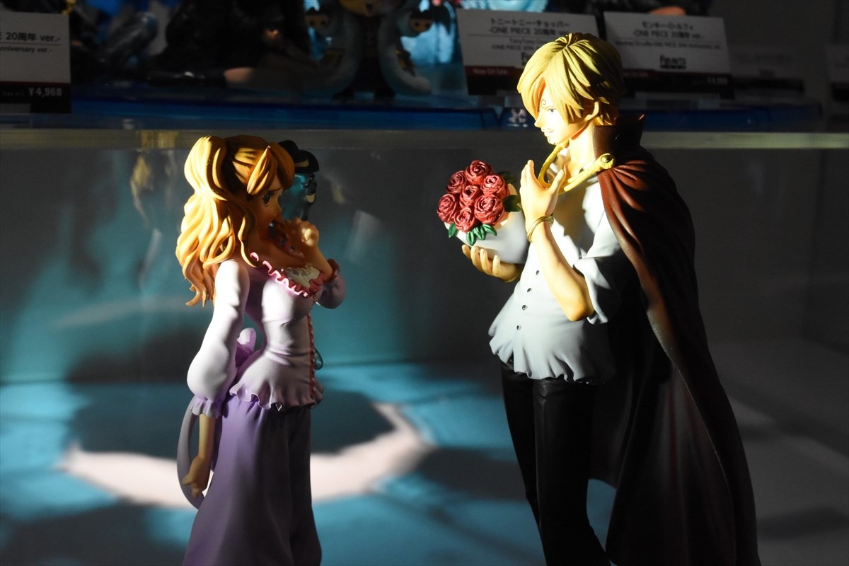 「フィギュアーツZERO サンジ（ホールケーキアイランドVer.）」（写真右）